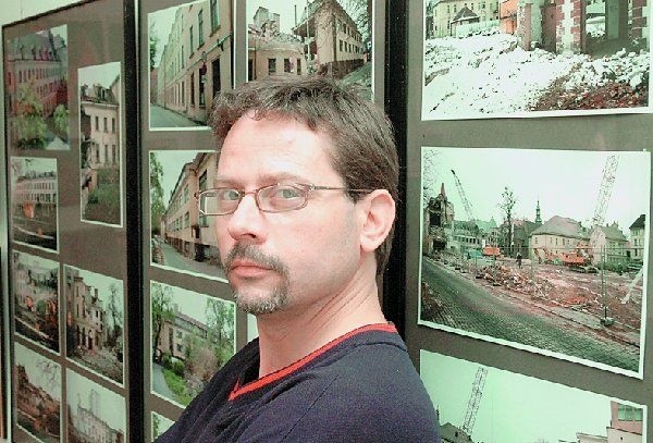 Piotr Czekalski przedstawia w galerii etapy  wyburzania drukarni