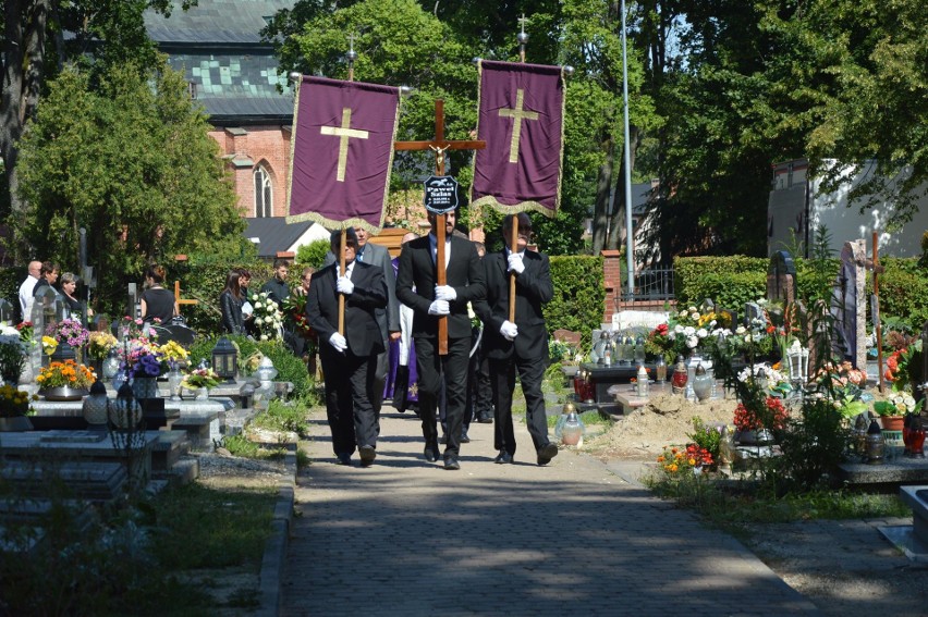 Pogrzeb Pawła Szlasa w Kartuzach. Tragicznie zmarłego radnego pożegnali przyjaciele, rodzina i samorządowcy