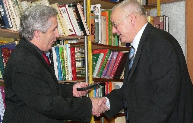 Dyrektor biblioteki Andrzej Bienias (z prawej) otrzymał z rąk burmistrza Adama Bodziocha medal wybity z okazji 50-lecia lokacji Kazimierzy Wielkiej.