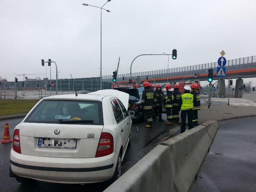 Wypadek na Rzgowskiej. 3 samochody zderzyły się na skrzyżowaniu z Trasą Górną [ZDJĘCIA]