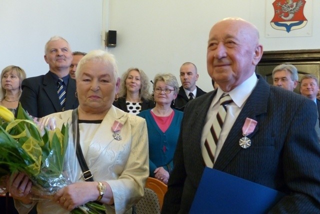 Małgorzata i Ryszard Kulpińscy otrzymali prestiżowe odznaczenia z rąk włodarza Darłowa.