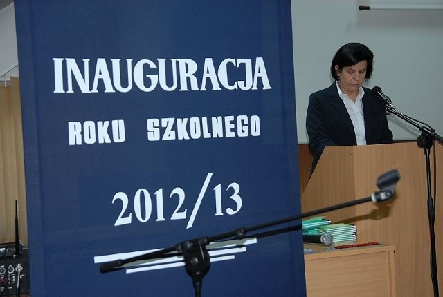 Dyrektorka ostrołęckiego Zespołu Kolegiów Nauczycielskich Edyta Parzych podczas ostatniej w historii szkoły inauguracji roku akademickiego &#8211; jesień 2012 roku