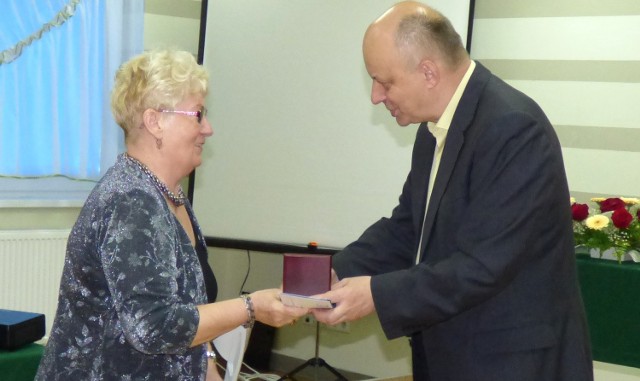  Jubileuszowy medal pamiątkowy z rąk dyrektora Bernarda Soelckiego otrzymała także Teresa Głuszek, długoletni pracownik buskiego 21. Szpitala Wojskowego.