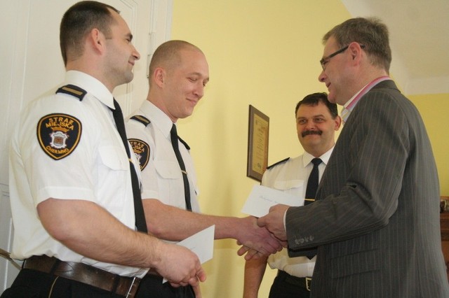 Paweł Wojciechowski i Marcin Hałajdziak w obecności komendanta Zbigniewa Świdlikeiwicza odebrali nagrody od burmistrza