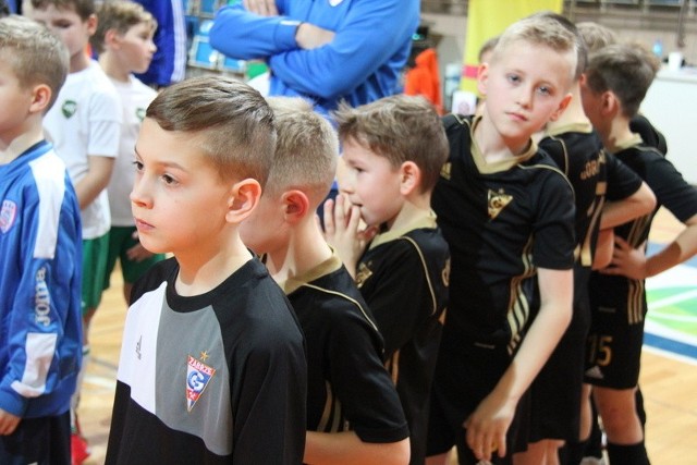 MUKP CUP 2020. W hali Centrum rywalizowało osiem zespołów z rocznika 2011Zobacz kolejne zdjęcia. Przesuwaj zdjęcia w prawo - naciśnij strzałkę lub przycisk NASTĘPNE