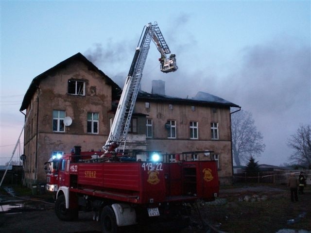 Strażacy walczyli z ogniem do późnych godzin wieczornych.