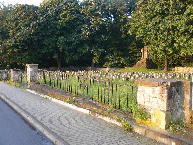 Błonie. Rozpoczął się remont cmentarza wojennego z I wojny światowej w Błoniu. Gmina Tarnów dostało na to rządowe dotacje