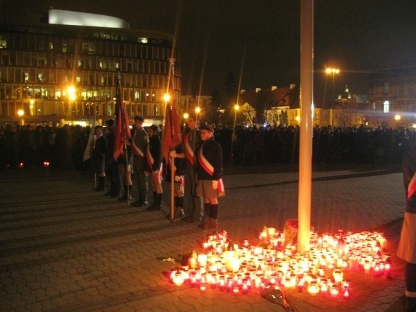 Znicze płoną na placu Piłsudskiego