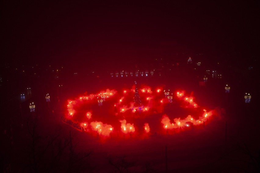 Łuna nad placem Centralnym w Nowej Hucie. To kibice Hutnika odpalili race [ZDJĘCIA]