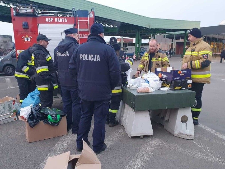 Policjanci, strażacy i honorowi dawcy krwi gotują na granicy i rozdają ciepłe posiłki uchodźcom z Ukrainy [ZDJĘCIA]