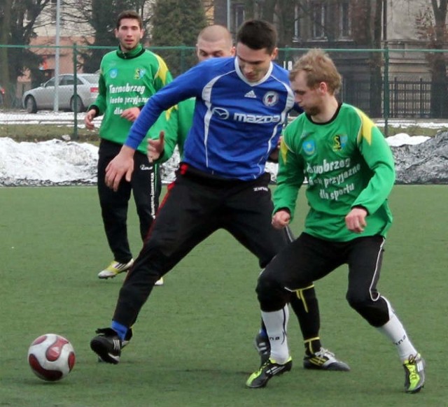 Piłkarze Siarki Tarnobrzeg (z prawej zdobywca gola Jan Kowalski, w lewej Konrad Stępień), wygrali wczoraj w Radomiu z trzecioligową Bronią 2:0.