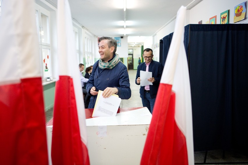 Prezydent Robert Biedroń zagłosował w wyborach (wideo)