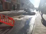 Duża awaria wodociągowa w Radomiu. W zapadniętą ulicę Kilińskiego wpadł samochód. Wszędzie mnóstwo wody  