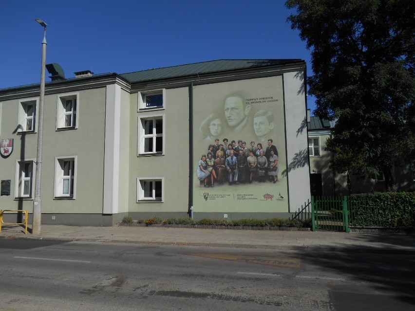 Bielsk Podlaski. Na ścianie I LO powstał mural upamiętniający założycieli polskiego gimnazjum