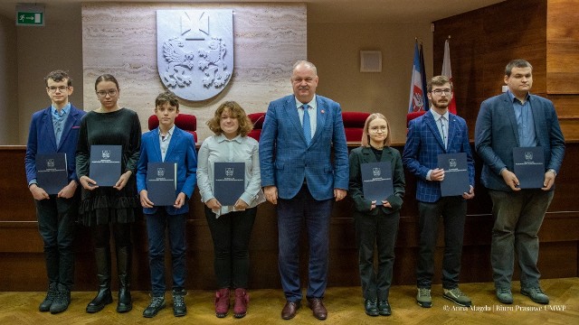 Wyróżnieni uczniowie otrzymali nagrody pieniężne w ramach programu „Nie zagubić talentu”.