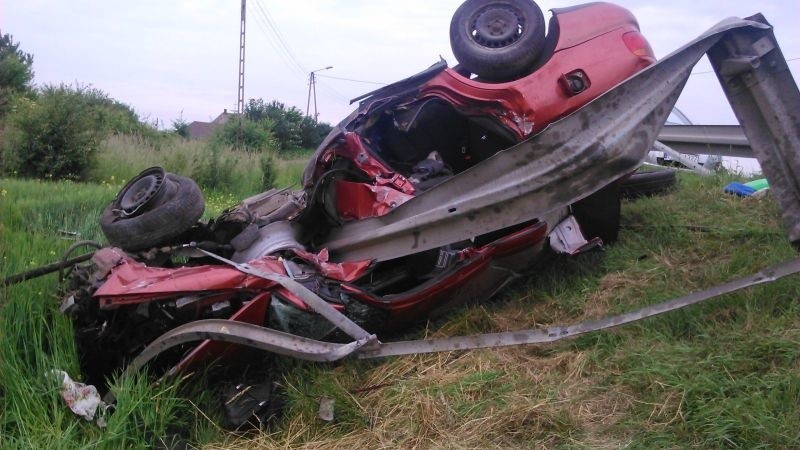 Wypadek w Opatowie. Auto dachowało, kierowca był nietrzeźwy