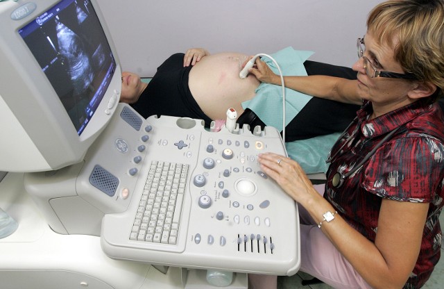 Badania prenatalne służą określeniu ryzyka wystąpienia choroby genetycznej. Jeśli okaże się, że  jest wysokie, to na ciężarną czekają kolejne specjalistyczne badania, np. amniopunkcja