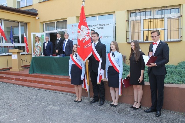 W środę 19 czerwca 2019 r. w Zespole Szkół nr 1 w Opatowie odbyła się akademia kończąca miniony rok szkolny oraz uroczyste pożegnanie absolwentów Zasadniczej Szkoły Zawodowej. Wśród zaproszonych gości głos zabrał Starosta Opatowski pan Tomasz Staniek, gratulując wszystkim uczniom wspaniałych osiągnięć.WIĘCEJ ZDJĘĆ NA KOLEJNYCH SLAJDACH Podkreślił doskonałe wyniki uzyskane na koniec roku szkolnego oraz szczególnie pogratulował uczniom, którzy osiągnęli wysokie wyniki w konkursach ogólnopolskich. Następnie pani dyrektor Magdalena Gdowska powitała wszystkich zebranych na uroczystości, dziękując wszystkim za udany rok szkolny oraz życząc wszystkim absolwentom Zasadniczej Szkoły Zawodowej dobrego startu w dorosłe życie.  Pani dyrektor w pierwszej części uroczystości wręczyła wyróżnionym uczniom nagrody i dyplomy za bardzo dobre wyniki w nauce, wzorowe zachowanie, godne reprezentowanie szkoły, zaangażowanie w wielu konkursach przedmiotowych i branżowych oraz sukcesy w imprezach sportowych i artystycznych.Na początku pani dyrektor wręczyła nagrody najlepszym absolwentom Zasadniczej Szkoły Zawodowej.  Najwybitniejsi uczniowie Zespołu Szkół nr 1 z trzech typów szkół tj., Liceum Ogólnokształcącego, Technikum oraz Zasadniczej Szkoły Zawodowej otrzymali szczególne wyróżnienie w postaci grawertonów, ufundowanych przez dyrektora szkoły, p. Magdalenę Gdowską. Te wyjątkowe wyróżnienia zostały przyznane: w Technikum uczennicy klasy I Technikum Logistycznego- Natalii Luzak, w Liceum Ogólnokształcącym Służb Mundurowych- uczennicy klasy I Iwonie Kawalec; w Szkole Branżowej I stopnia- uczennicy klasy II- Anecie Wtorek. Na szczególne wyróżnienie zasługują nagrody Prezesa Rady Ministrów dla Kingi Linart oraz stypendium Starosty Opatowskiego dla Anny Witkowskiej.  Za najwyższą frekwencję w szkole nagrodę otrzymał Łukasz Grabowiec z klasy II Technikum Żywienia, któremu firma sponsorująca ufundowała  darmowy kurs prawa jazdy. Pani dyrektor podkreśliła, iż dużym sukcesem szkoły  jest realizacja wielu projektów ze środków unijnych, które pozwalają młodzieży na uzyskanie dodatkowych kwalifikacji zawodowych, np.  praktyki zagraniczne, kursy branżowe lub zdobycie dodatkowych umiejętności spawalniczych. Książeczki spawacza zostały wręczone przez Pana Starostę oraz kierownika Warsztatów Szkolnych Jerzego Lulina uczniom klasy III ZSZ. W części artystycznej uroczystości uczniowie zaprezentowali program przygotowany pod opieką p. Marty Firmanty i p. Moniki Wichy. Młodzież rozpoczęła występ od ciepłych i miłych słów podziękowania za miniony rok szkolny, wypowiedzianych przez uczennice klasy III Technikum Hotelarstwa- Patrycję Pierzchałę i Natalię Rej. W wakacyjny nastrój wprawiły wszystkich zebranych piosenki w wykonaniu uczennic klasy I Liceum Ogólnokształcącego i Technikum Hotelarstwa- Patrycji Dubik i Weroniki Wiatrowskiej. Na koniec uroczystości Pani dyrektor Magdalena Gdowska życzyła wszystkim udanych, słonecznych i bezpiecznych wakacji. ZOBACZ TAKŻE: Flesz – egzaminy na prawo jazdyŹródło: vivi24 