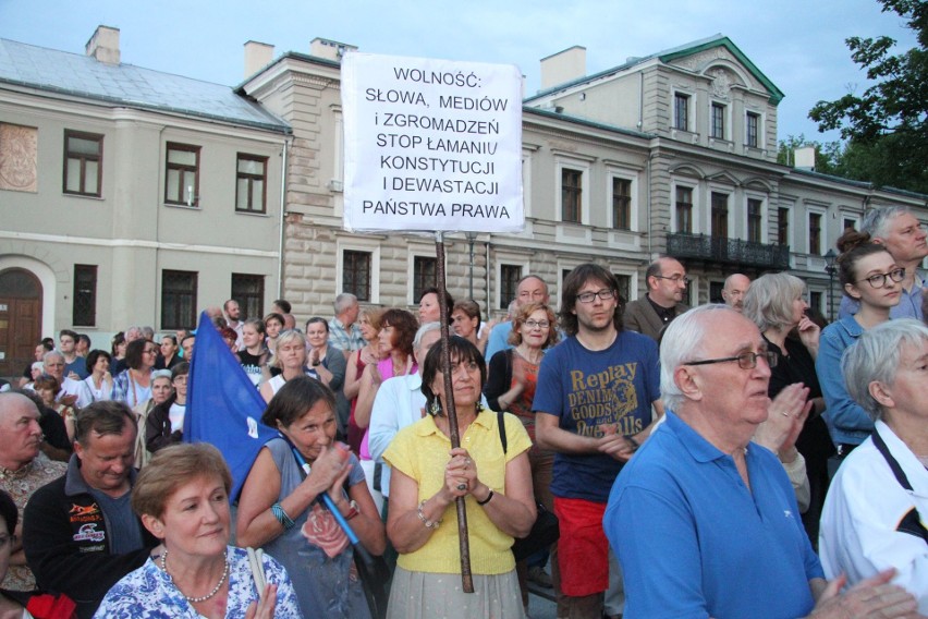 Wielka manifestacja w centrum Kielc „Wolne Sądy” z tysiącami uczestników  