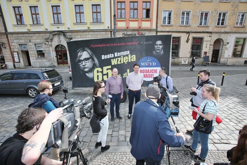 Billboard na pl. Solnym. "Oddajcie kasę Polakom!" grzmią politycy PO do PiS [ZDJĘCIA]