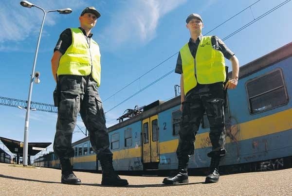 latem nad bezpieczeństwem podróżnych czuwają wzmocnione patrole Straży Ochrony Kolei.