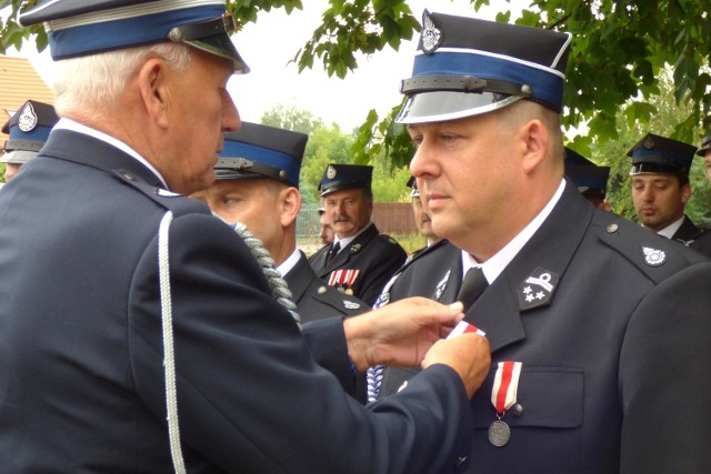 Prezes jednostki w Zbludowicach, druh Rafał Paradziej, otrzymał złoty medal "Za "Zasługi dla Pożarnictwa" z rąk posła Mirosława Pawlaka.