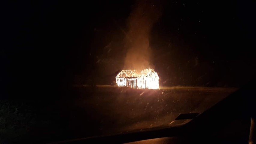 Pożar stodoły w Makowcu w gminie Skaryszew. Na miejscu działały zastępy straży pożarnej. Zobaczcie zdjęcia