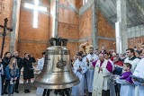 Poświęcenie dzwonu św. Jana Pawła II na Ruczaju w Krakowie. Już rozległy się pierwsze jego dźwięki w budowanym kościele