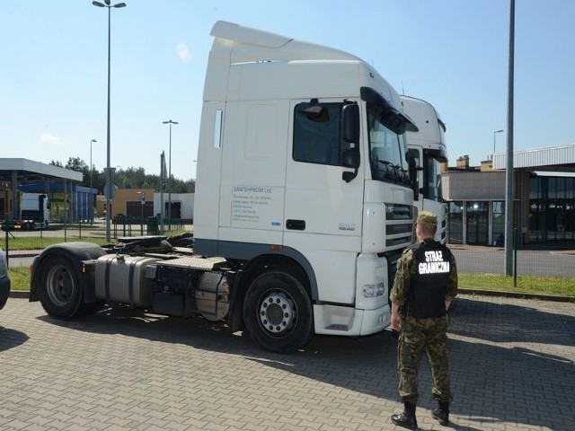 Obu kierowców wraz z pojazdami przekazano policji.