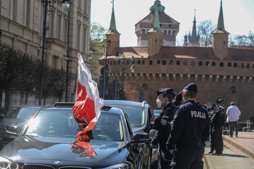 Krakowscy przedsiębiorcy protestowali w samochodach. Interweniowała policja. Posypały się mandaty [ZDJĘCIA]