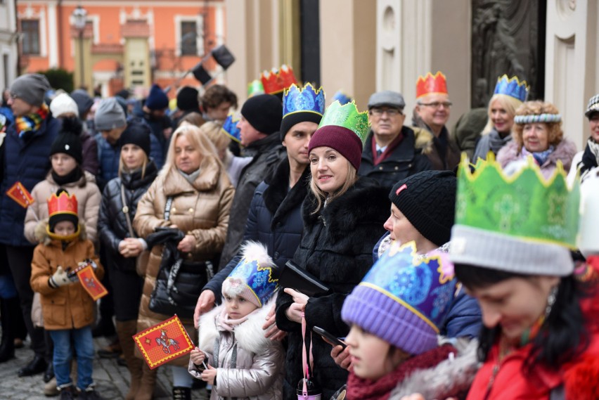 Orszak Trzech Króli 2023 w Przemyślu. Przeszedł z archikatedry pod szopkę w Rynku [ZDJĘCIA]