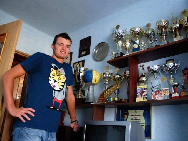 Jakub Szałankiewicz ze Stakolo Staszów do bogatej kolekcji sportowych trofeów dołożył ostatnio srebrny medal mistrzostw Europy do 23 lat w siatkówce plażowej.