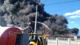 Mokrzesz: Ogromny pożar zakładu przetwórstwa plastiku gasi 16 jednostek straży pożarnej. Nad Mokrzeszą unosi się potężna chmura dymu