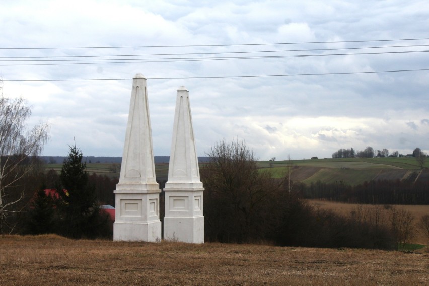 Obeliski bramne w Wożuczynie