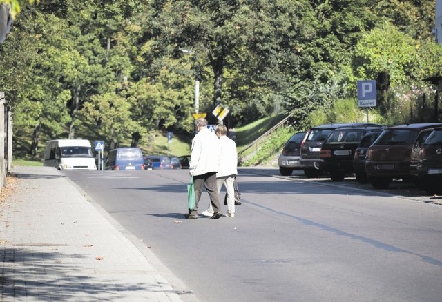 Wiele osób przechodzi przez ul. Lotha w niedozwolonych miejscach.  