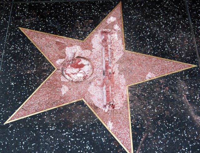 Uszkodzona gwiazda Donalda Trumpa w Alei Sław w Hollywood.