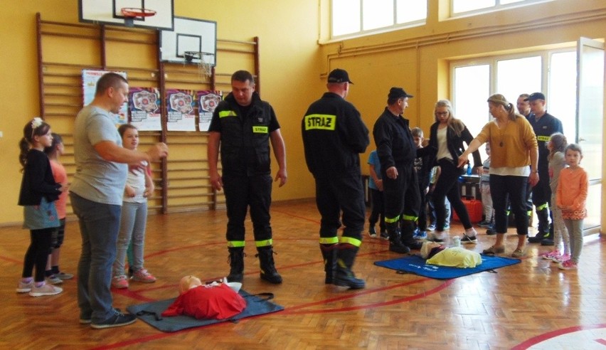 Społeczność szkoły podstawowej i strażacy ochotnicy bili...