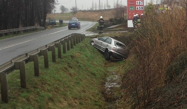 Wypadek w Woźnikach. Kobieta przewieziona do szpitala