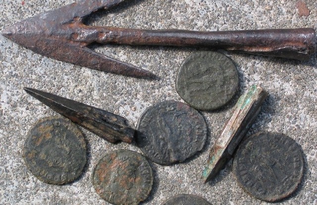 Takie artefakty spotykamy na podkarpackich giełdach staroci. Prawdziwe archeologiczne skarby będziemy mogli oglądać w Przemyślu od piątku 15 bm.
