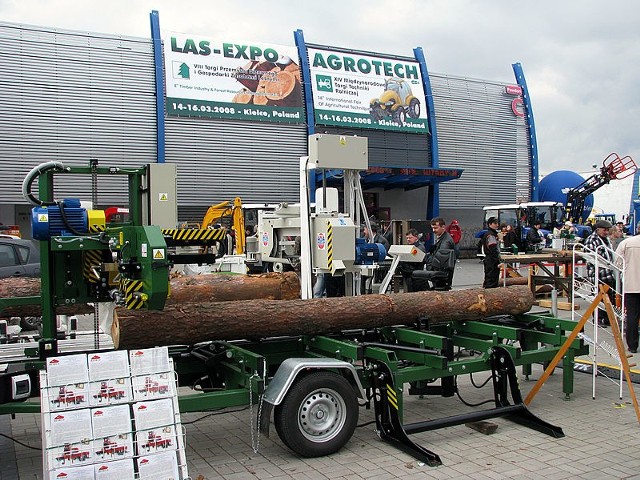 Na stoiskach wystawowych można obejrzeć nowoczesne maszyny do obróbki drewna