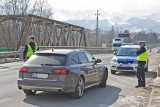 Zakopane. Turystyczny najazd na góry. Policja pilnuje dróg i zawraca kierowców 