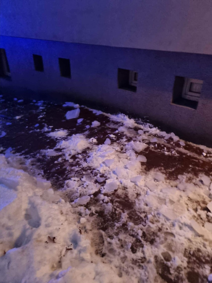 Częstochowa. Bryła lodu spadła z budynku na ojca z dzieckiem...