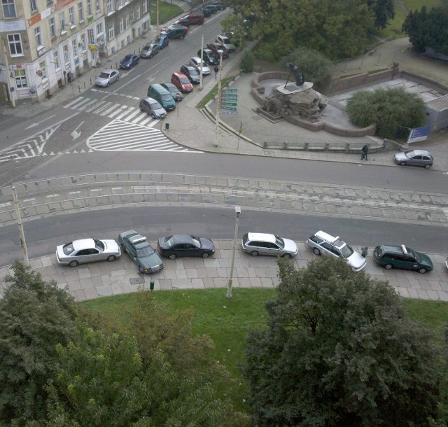 To zdjęcie ulicy Dworcowej nadesłane przez naszego Internautę, na którym widać nieprawidłowo zaparkowane taksówki.