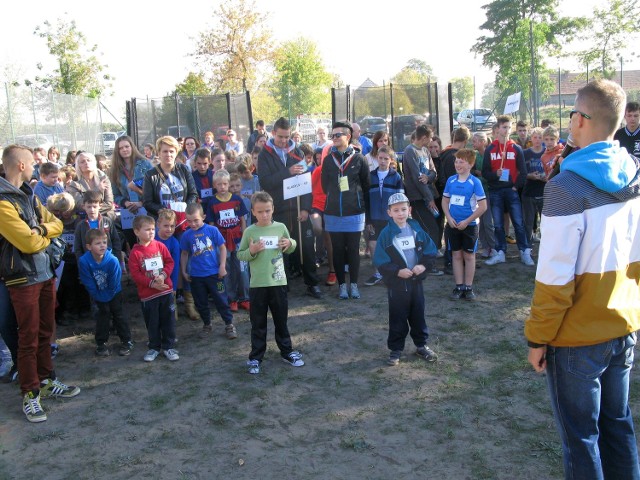 W biegach uczestniczyły dzieci i młodzież ze szkół znajdujących się na terenie gminy Dąbrowa
