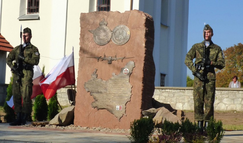 Odsłonięty w Kocinie pomnik lotników alianckich stanowi hołd...