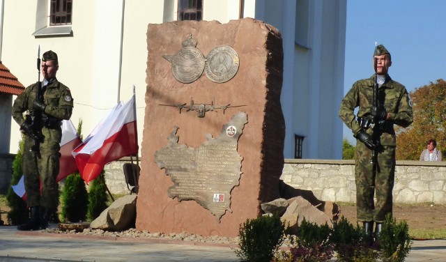 Odsłonięty w Kocinie pomnik lotników alianckich stanowi hołd pamięci ich żołnierskiego męstwa.