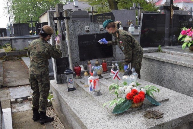 Sandomierscy terytorialsi na symbolicznym grobie ppłk Antoniego Wiktorowskiego ps. „Kruk” na Cmentarzu Katedralnym w Sandomierzu.