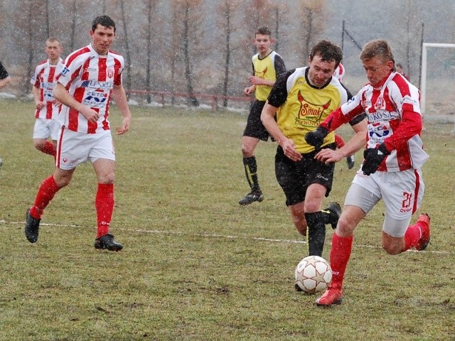 Choć w Górnie sypał śnieg nieliczni kibice mogli zobaczyć ciekawy mecz z ośmioma bramkami.