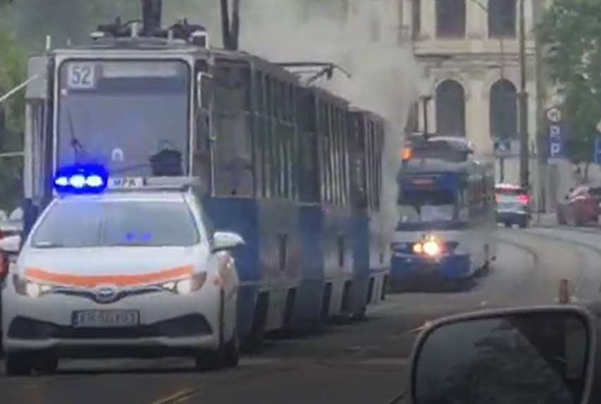 Kłęby dymu i zamieszanie z tramwajem MPK w centrum Krakowa          