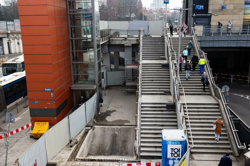 Wymiana schodów przy dworcu MDA. Kraków czeka na dostawę z Chin